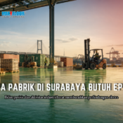 Lantai beton pabrik yang dilapisi epoxy tampak mengkilap dan kokoh saat dilewati forklift di salah satu industri Surabaya.
